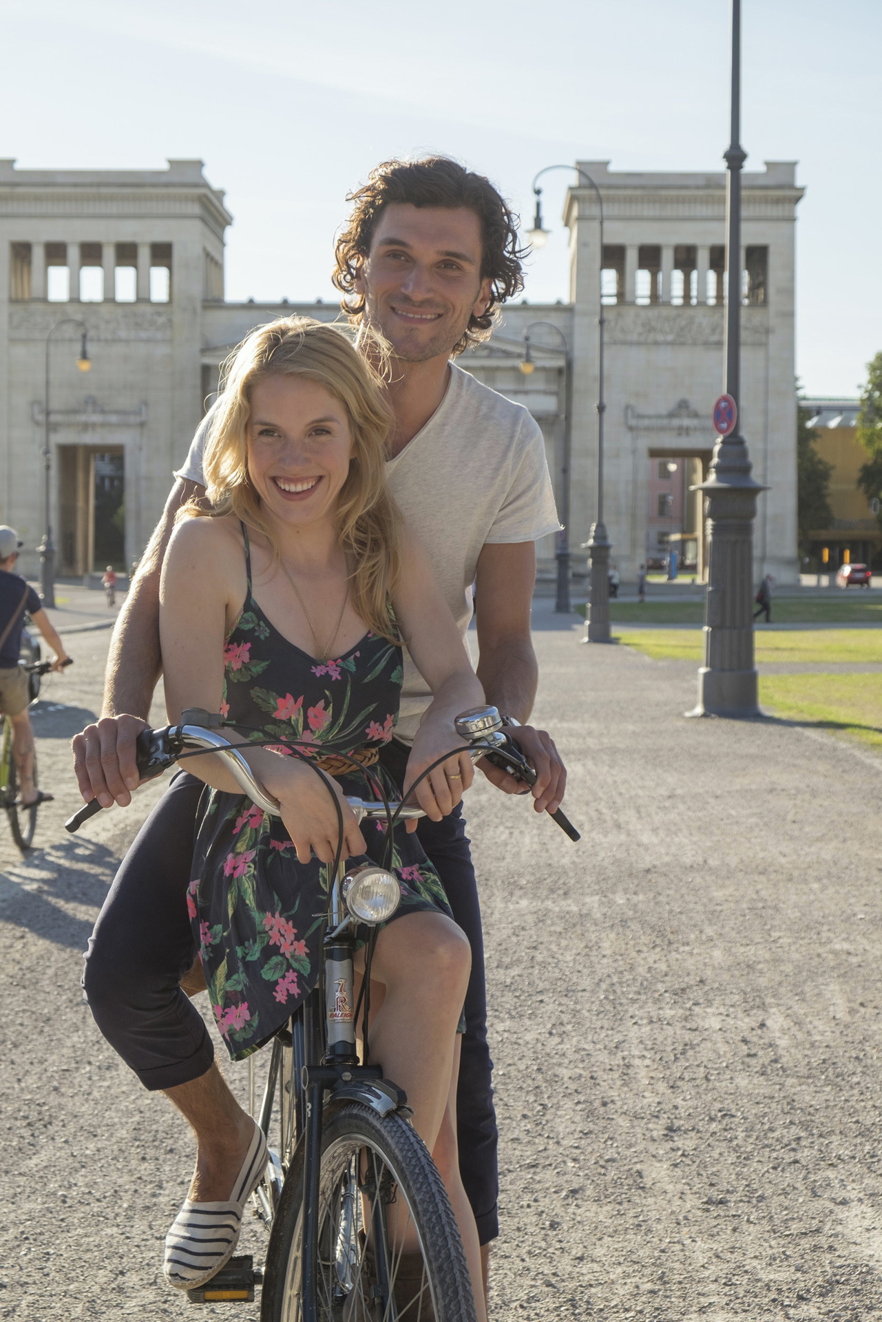 Paula Kalenberg and Vladimir Korneev in Eine Sommerliebe zu Dritt (2016)