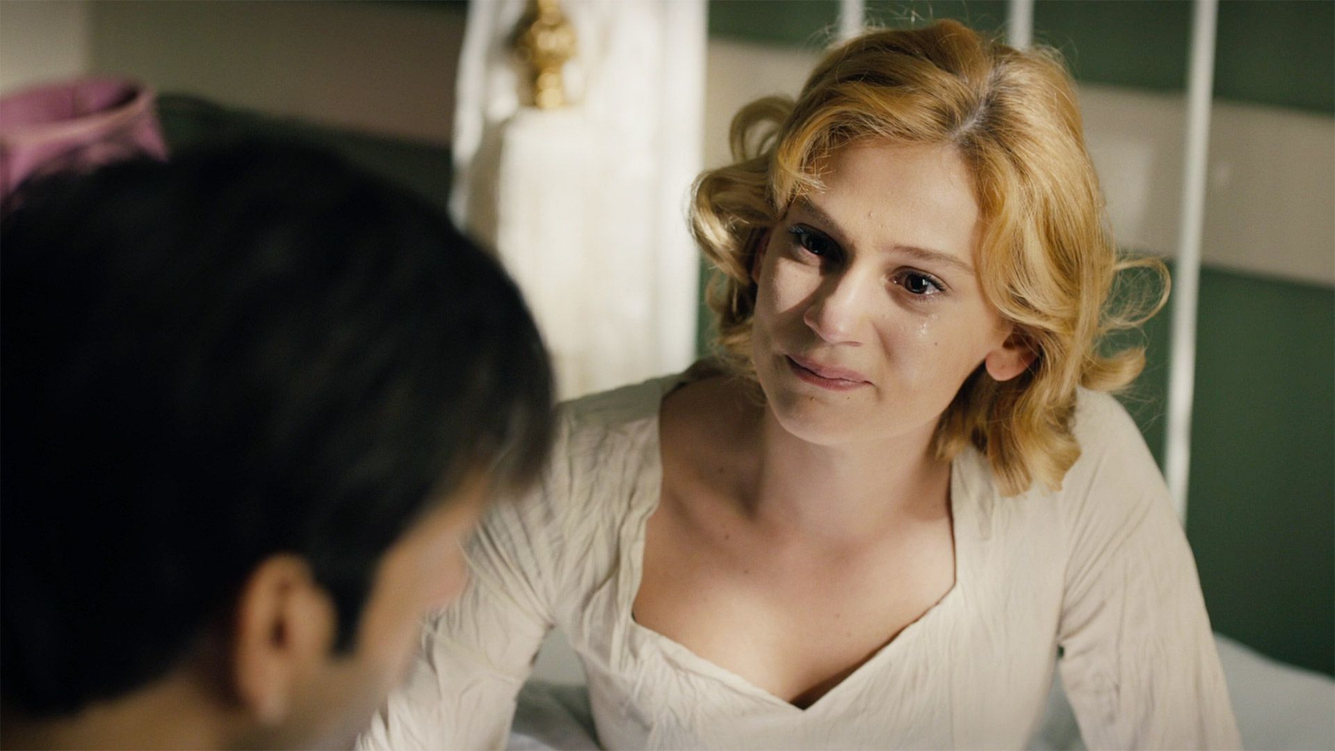 Farah Zeynep Abdullah in Kurt Seyit & Sura (2014)