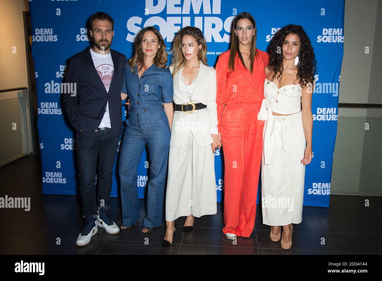 Sabrina Ouazani, Antoine Gouy, Alice David, Luana Duchemin, and Charlotte Gabris in Demi soeurs (2018)