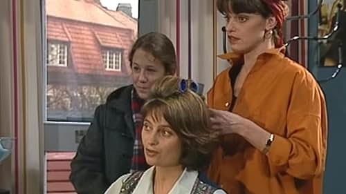 Chelsie Bell Dickson, Suzanne Reuter, and Charlott Strandberg in Ett slagskott för kärleken (1994)