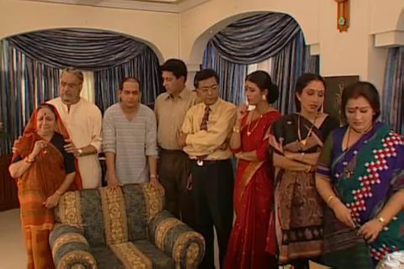 Shakti Singh, Dinesh Thakur, Jitendra Trehan, Apara Mehta, Ketki Dave, Sudha Shivpuri, Kamalika Guha Thakurta, and Muni Jha in Kyunki Saas Bhi Kabhi Bahu Thi (2000)