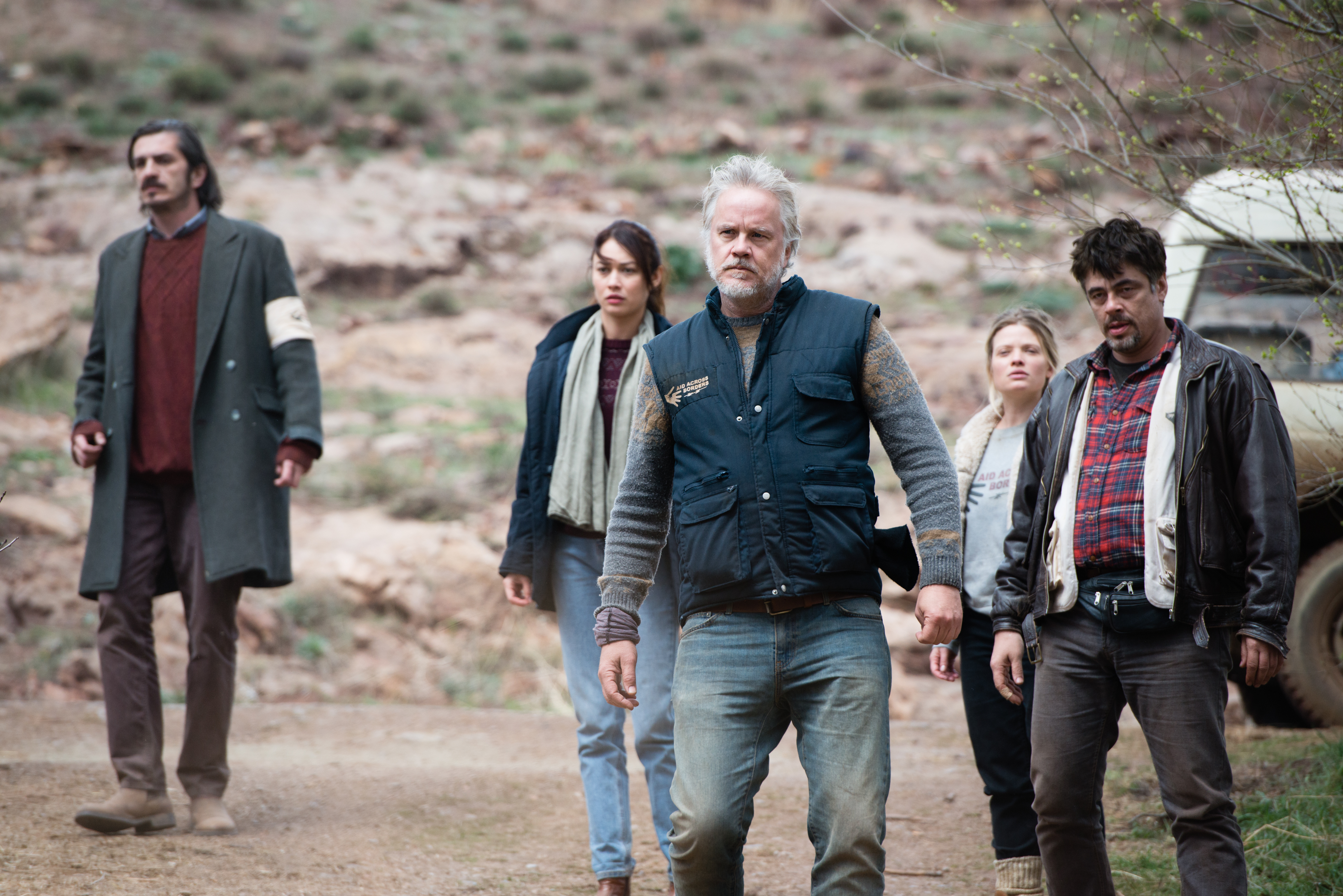 Tim Robbins, Benicio Del Toro, Mélanie Thierry, Olga Kurylenko, and Fedja Stukan in A Perfect Day (2015)