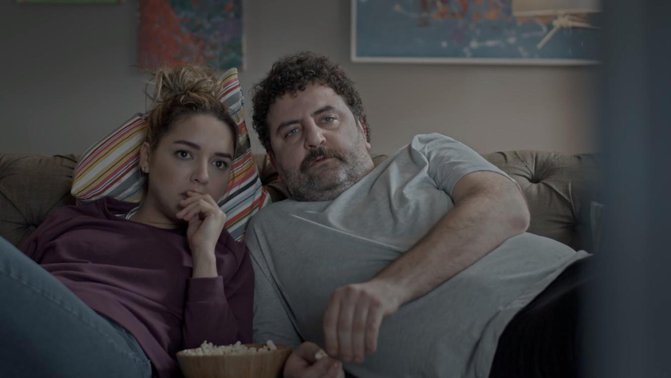 Baris Yildiz and Seda Türkmen in Ask Kumardir (2022)