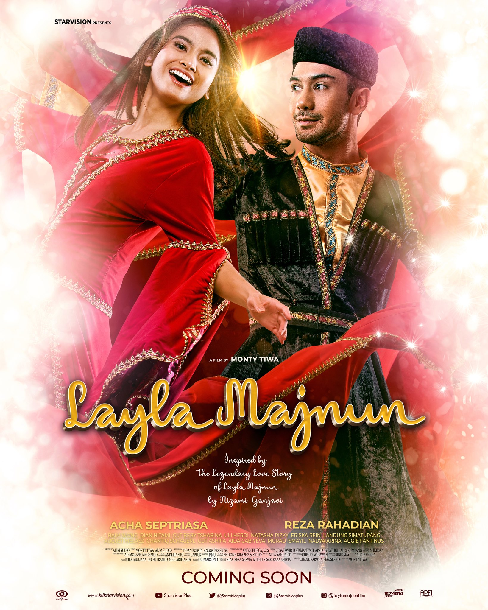 Acha Septriasa and Reza Rahadian in Layla Majnun (2021)