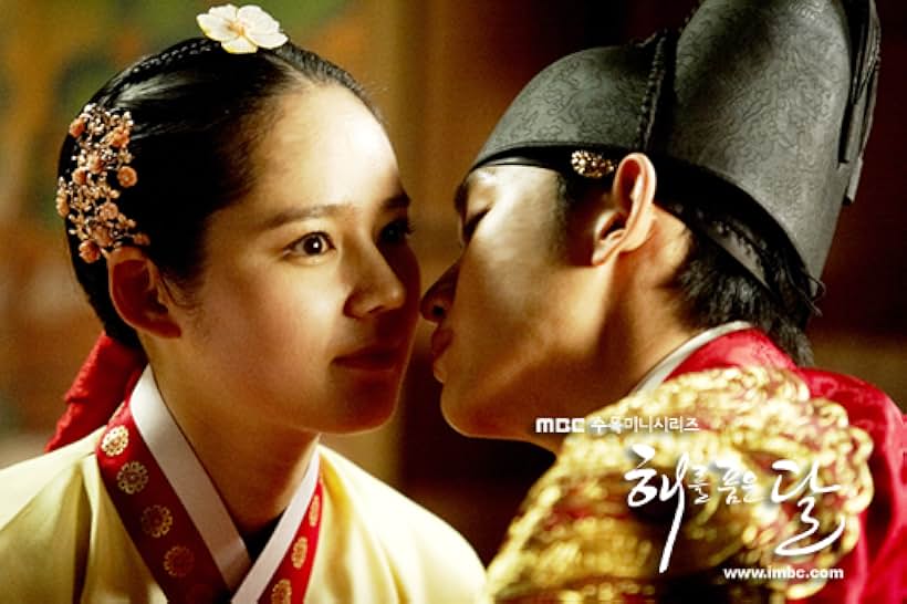 Han Ga-in and Kim Soo-hyun in The Moon Embracing the Sun (2012)