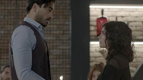 Zeynep Çamci and Gökhan Alkan in Seviyor Sevmiyor (2016)