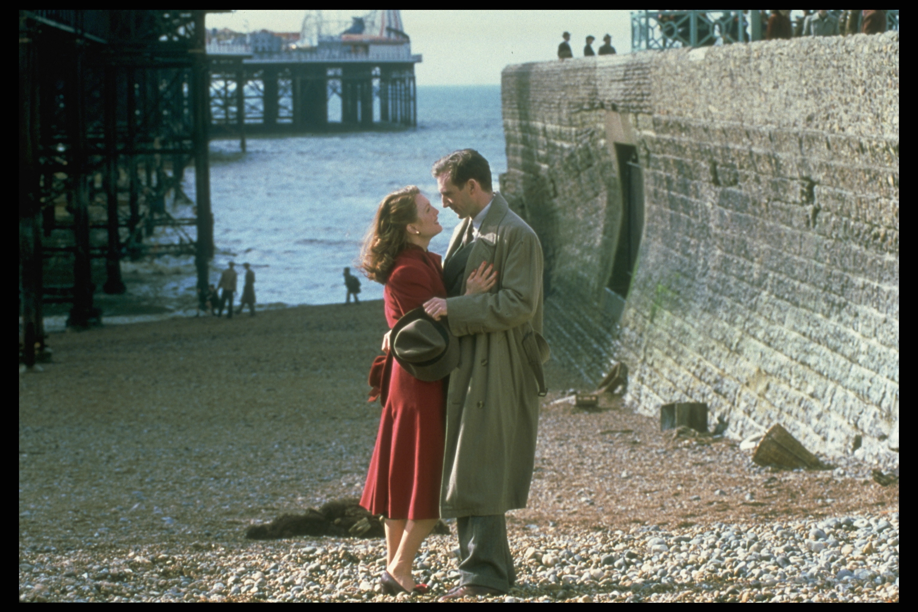 Ralph Fiennes and Julianne Moore in The End of the Affair (1999)