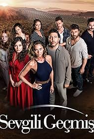 Emre Kinay, Ece Uslu, Seçkin Özdemir, Elifcan Ongurlar, Burak Yamantürk, Sevda Erginci, Burak Çelik, Özge Özacar, and Melis Sezen in Sevgili Geçmis (2019)