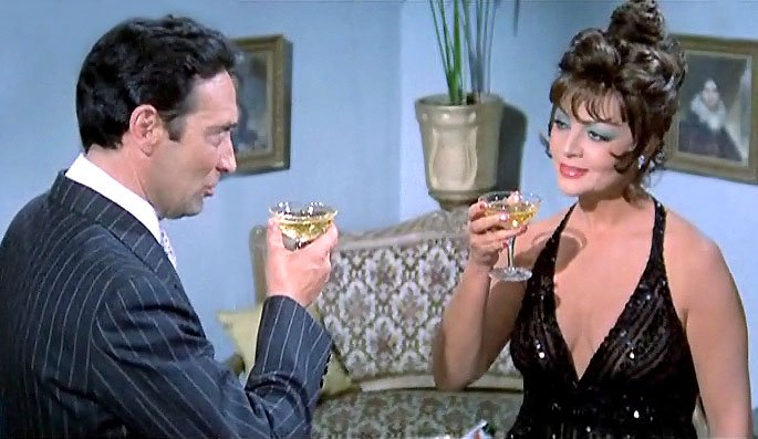 Rafael Arcos and Sara Montiel in Cinco almohadas para una noche (1974)