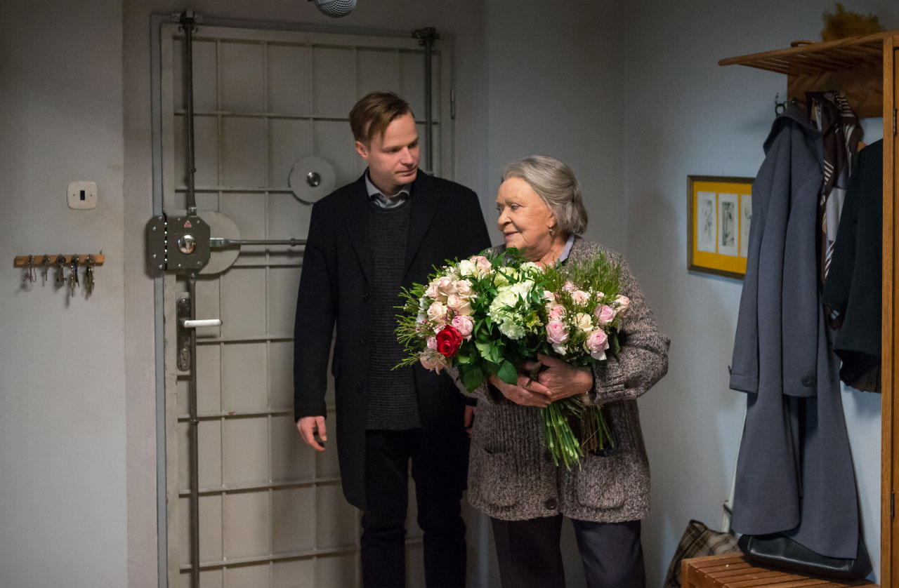 Jirina Bohdalová and Krystof Hádek in The Cage (2019)