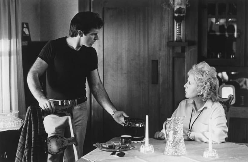 Robert Carradine and Doris Roberts in Number One with a Bullet (1987)