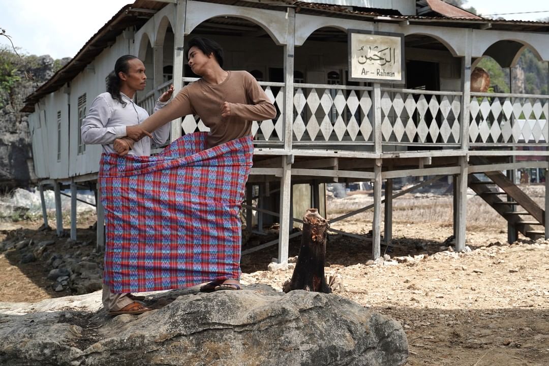 Panji Zoni and Yayan Ruhian in Tarung Sarung (2020)