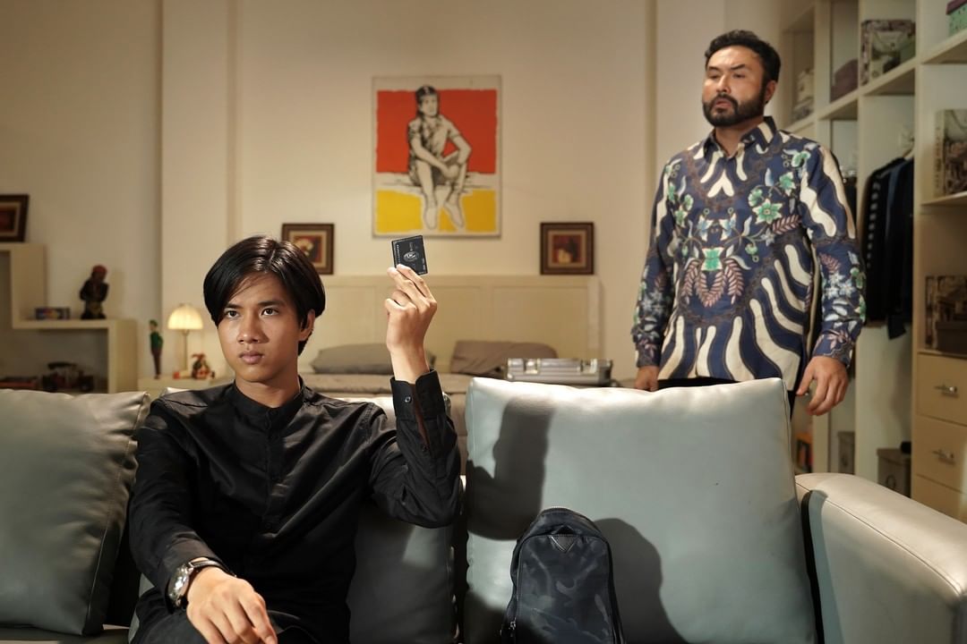 Panji Zoni and Surya Saputra in Tarung Sarung (2020)