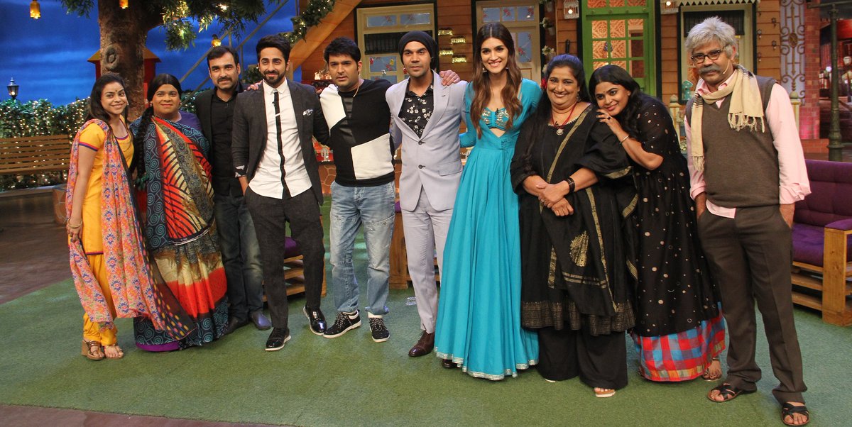 Seema Pahwa, Kiku Sharda, Pankaj Tripathi, Sumona Chakravarti, Rajkummar Rao, Ayushmann Khurrana, Kriti Sanon, Kapil Sharma, Ashwiny Iyer Tiwari, and Naved Khan in The Kapil Sharma Show (2016)