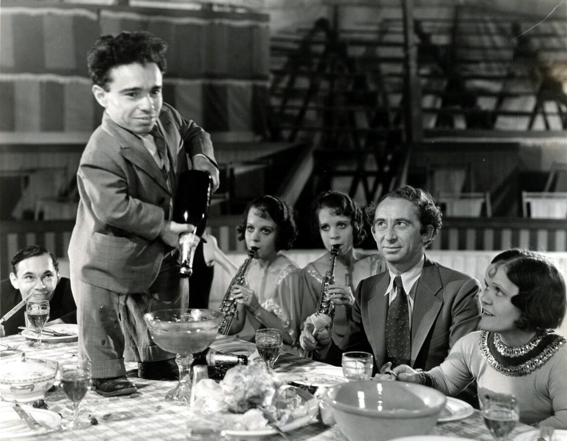 Roscoe Ates, Johnny Eck, Daisy Hilton, Violet Hilton, and Angelo Rossitto in Freaks (1932)