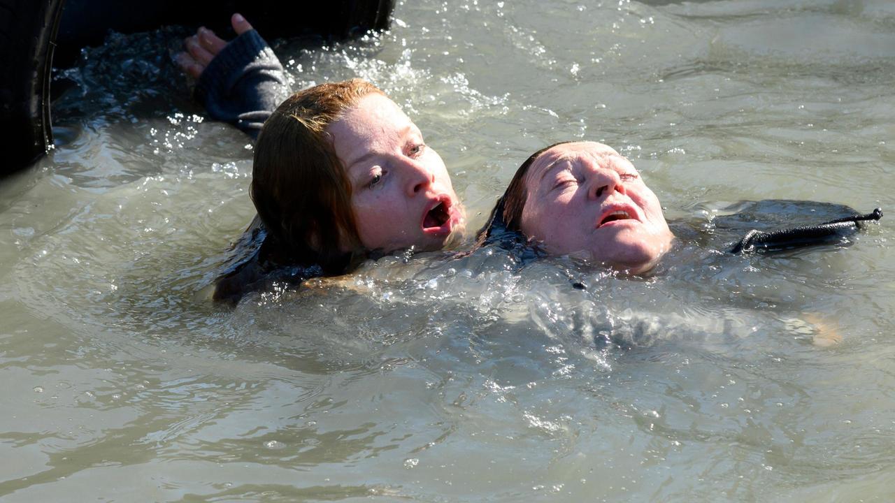 Karoline Schuch and Charlotte Schwab in Die Toten am Meer (2020)