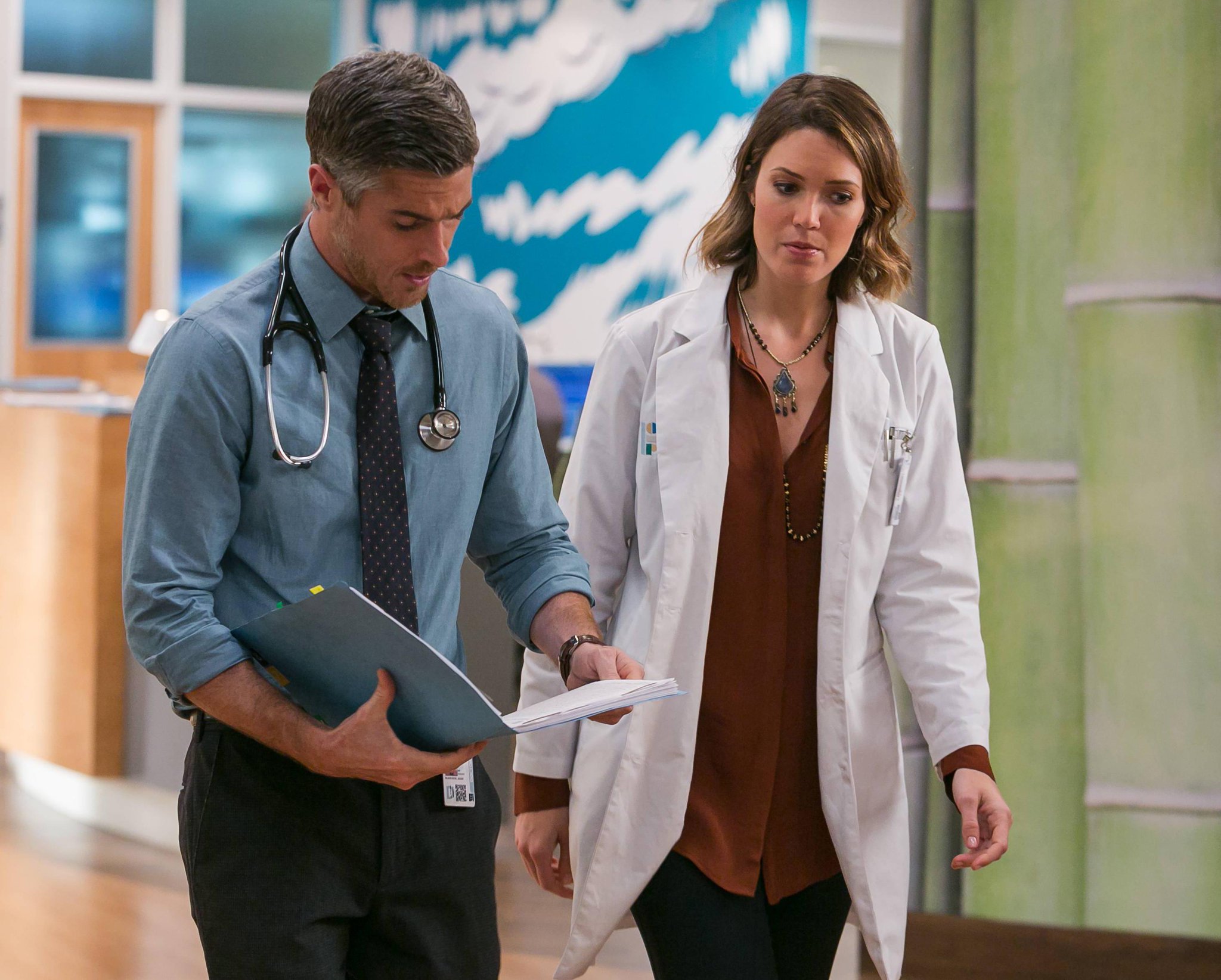 Mandy Moore and Dave Annable in Red Band Society (2014)