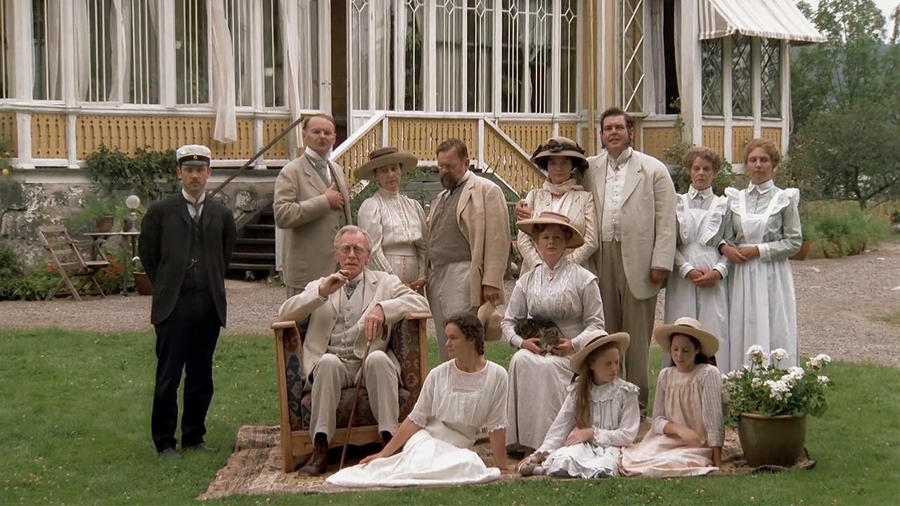 Pernilla August, Max von Sydow, Börje Ahlstedt, Samuel Fröler, Björn Granath, Eva Gröndahl, Gunilla Nyroos, Ghita Nørby, Michael Segerström, Maja Sommerfeld, and Sara Sommerfeld in The Best Intentions (1992)