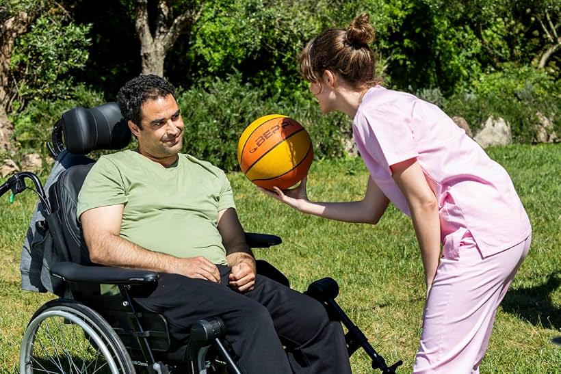 João Catarré and Victoria Guerra in A Promessa (2024)