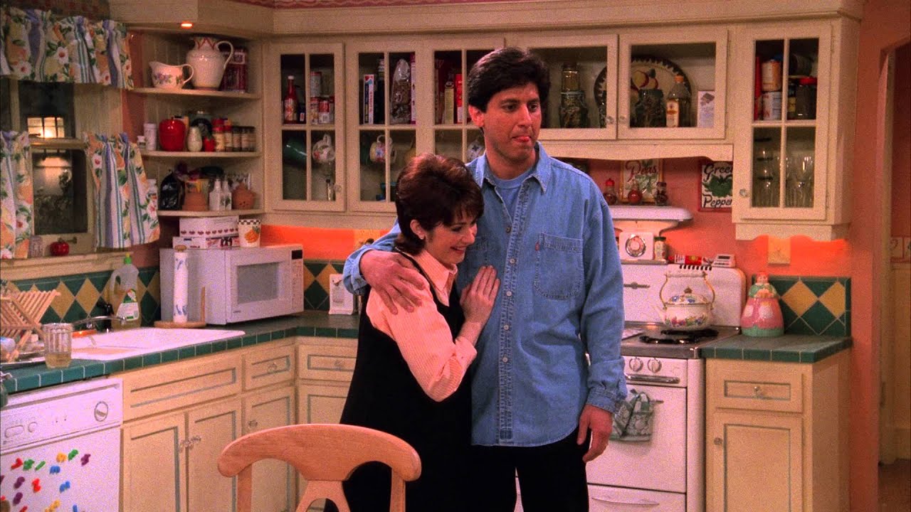 Patricia Heaton and Ray Romano in Everybody Loves Raymond (1996)