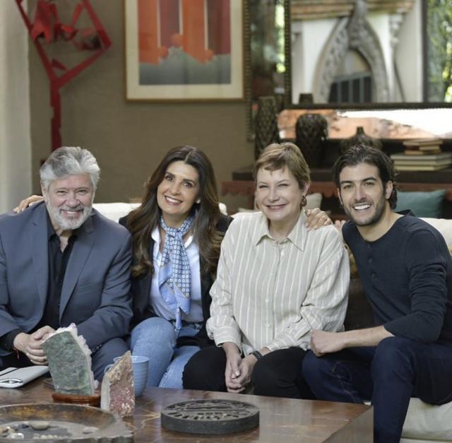 Mónica Dionne, Mayrín Villanueva, Henry Zakka, and Juan Pablo Gil in Si nos dejan (2021)