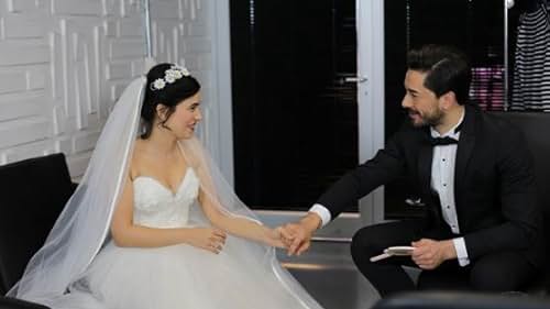 Zeynep Çamci and Gökhan Alkan in Seviyor Sevmiyor (2016)