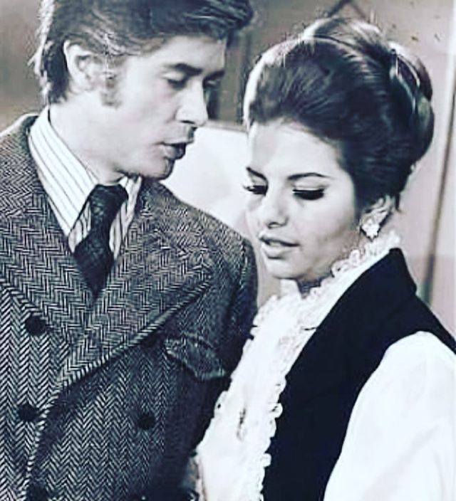 Eduardo Serrano and Carmen Julia Álvarez in Simplemente María (1970)