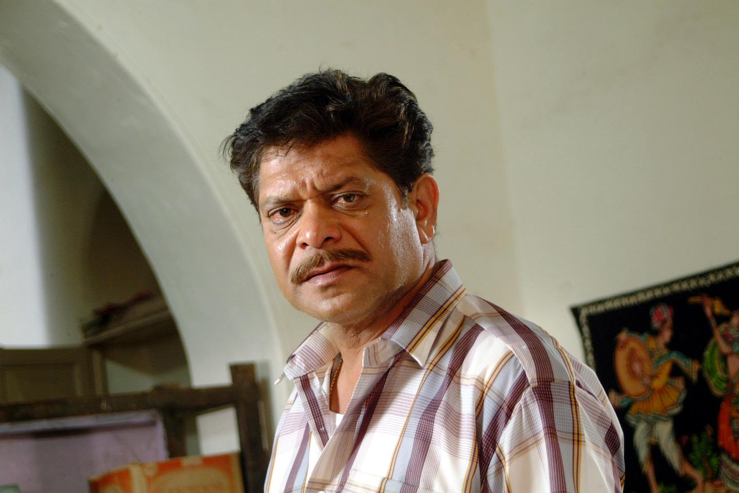 Mohan Joshi in Sarivar Sari (2005)