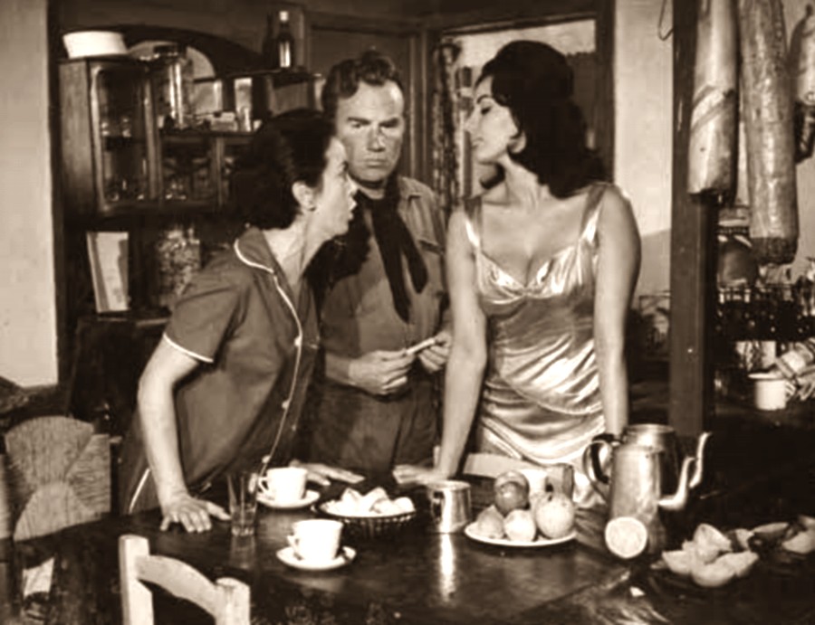 Elcira Olivera Garcés, Mario Passano, and Isabel Sarli in Los días calientes (1966)