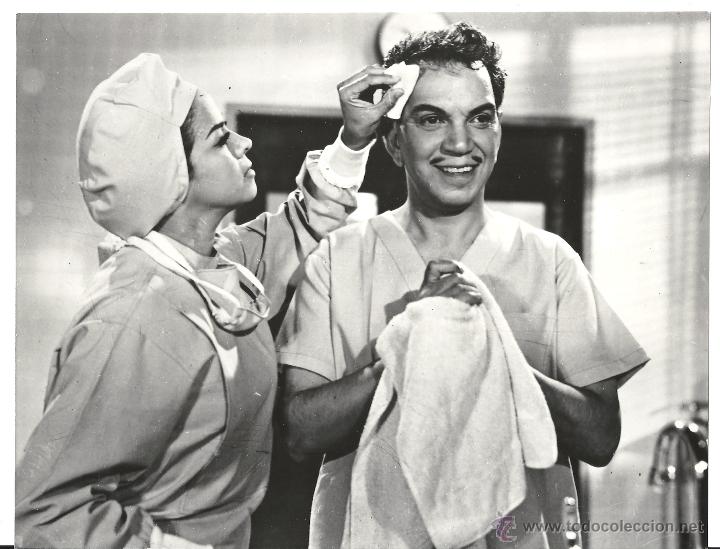 Cantinflas and Marta Romero in El señor doctor (1965)