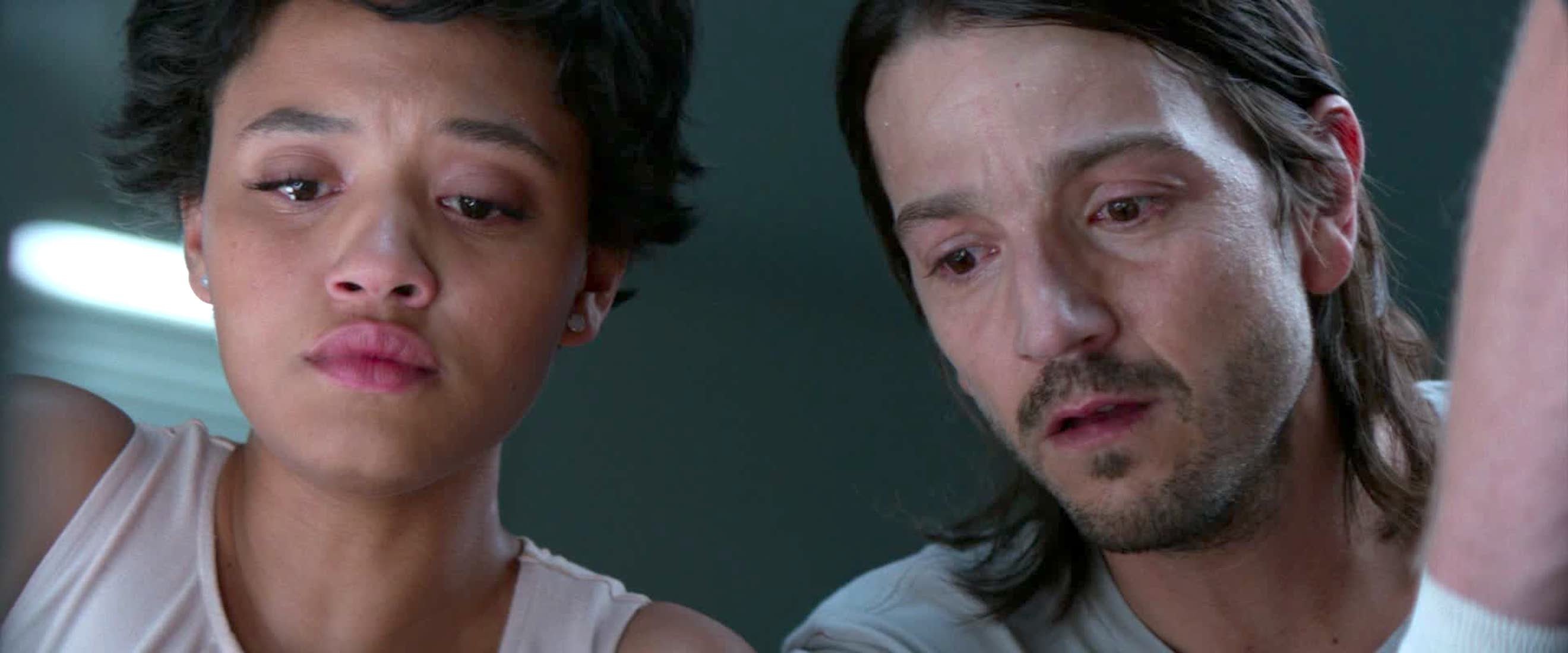 Diego Luna and Kiersey Clemons in Flatliners (2017)