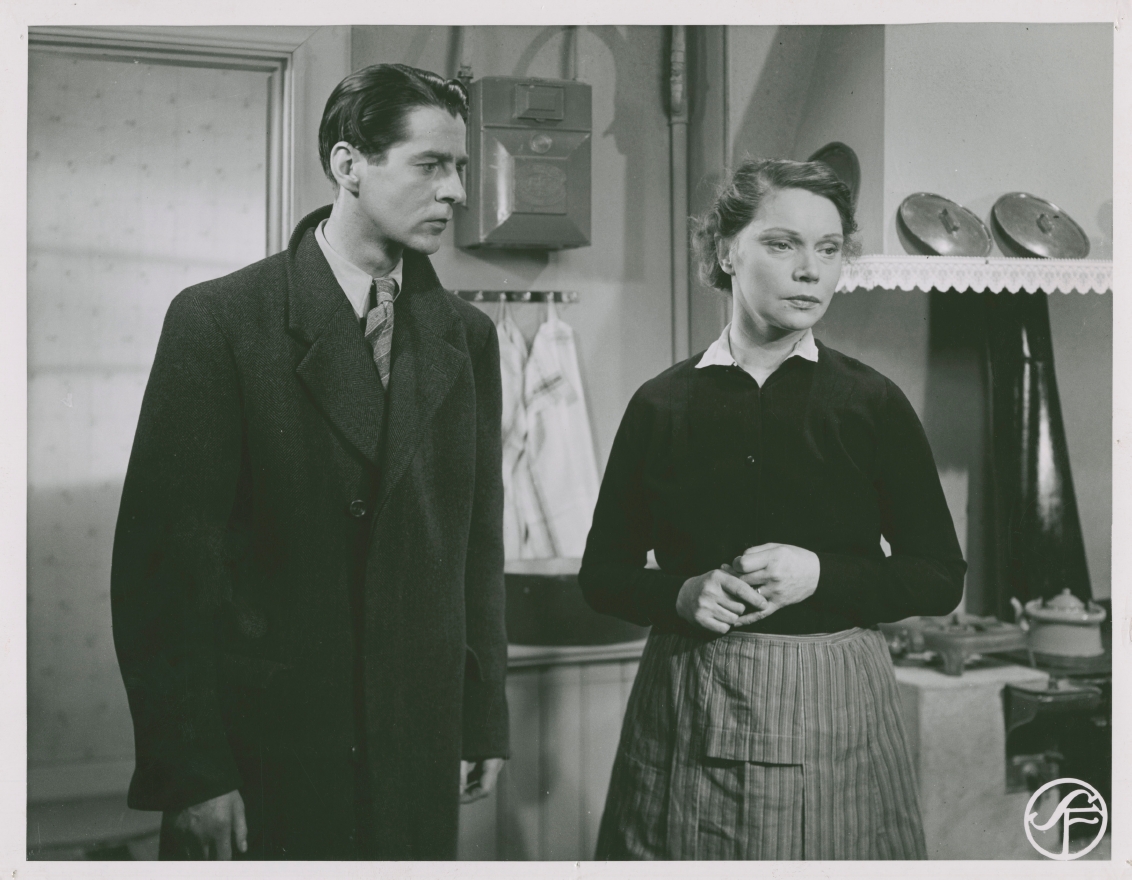 Gunnar Björnstrand and Linnéa Hillberg in Night in the Harbor (1943)