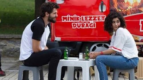 Zeynep Çamci and Yigit Kirazci in Seviyor Sevmiyor (2016)