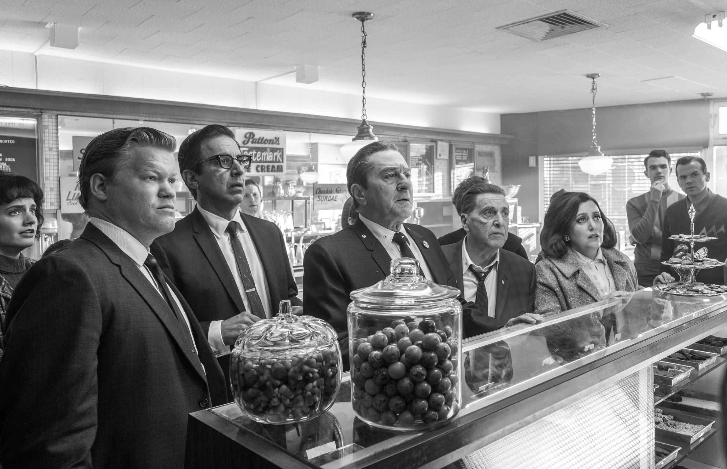 Robert De Niro, Al Pacino, Ray Romano, Jesse Plemons, Lauren Aparicio, and Chelsea Sheets in The Irishman (2019)