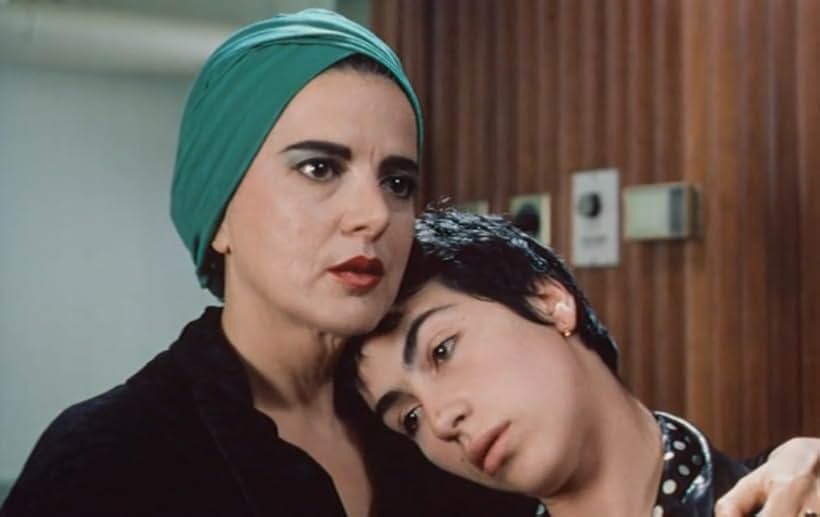 Rita Blanco and Lídia Franco in Filha da Mãe (1990)