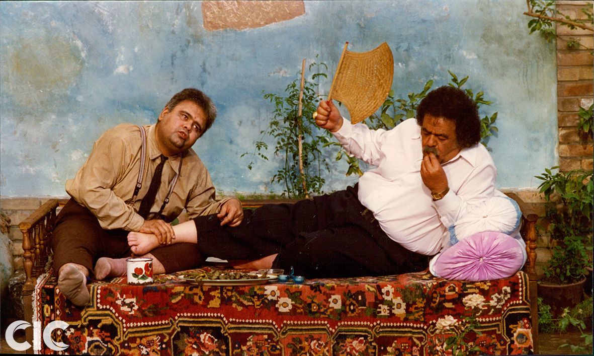 Akbar Abdi and Mohamad Ali Keshavarz in Mother (1990)