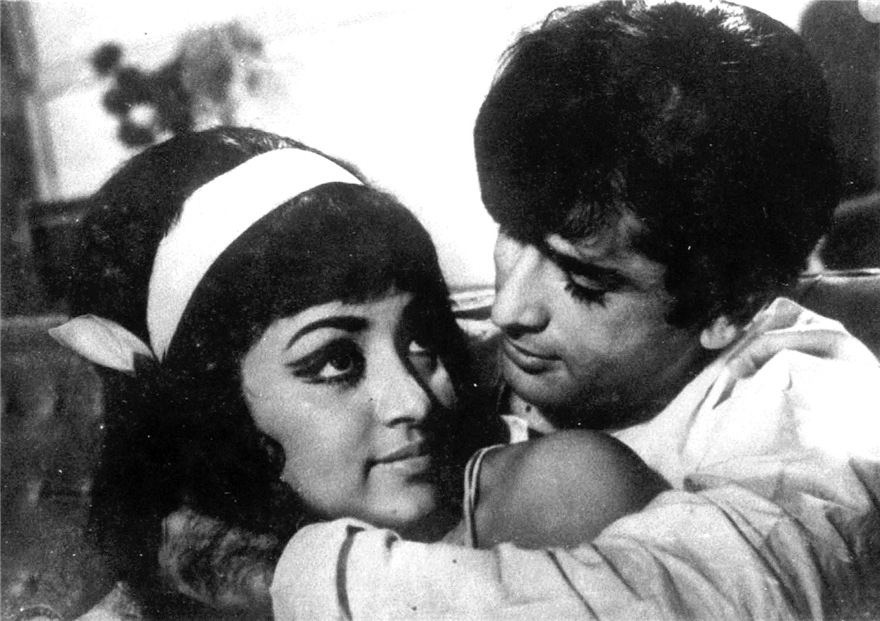 Shashi Kapoor and Hema Malini in Abhinetri (1970)