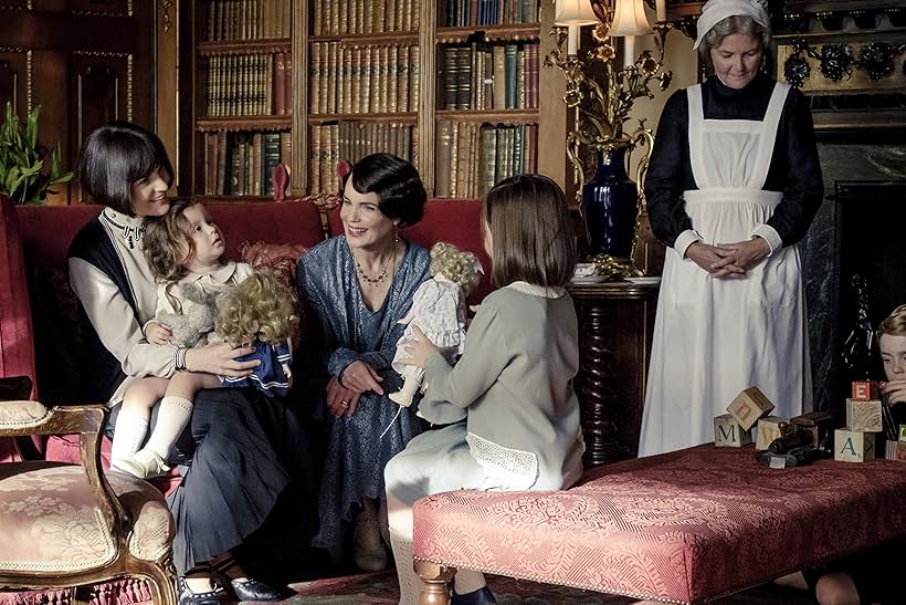 Elizabeth McGovern and Michelle Dockery in Downton Abbey (2019)