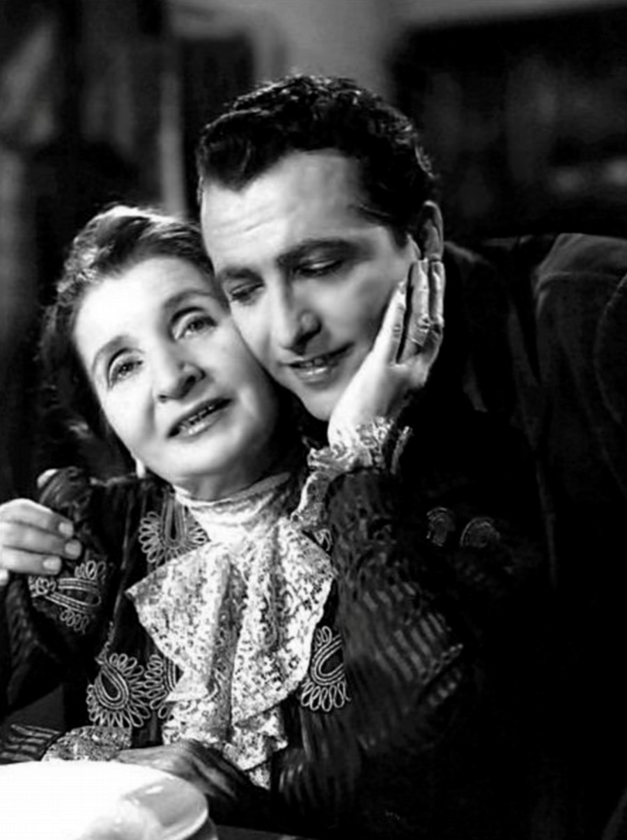 Hugo del Carril and Emma Gramatica in Pobre mi madre querida (1948)