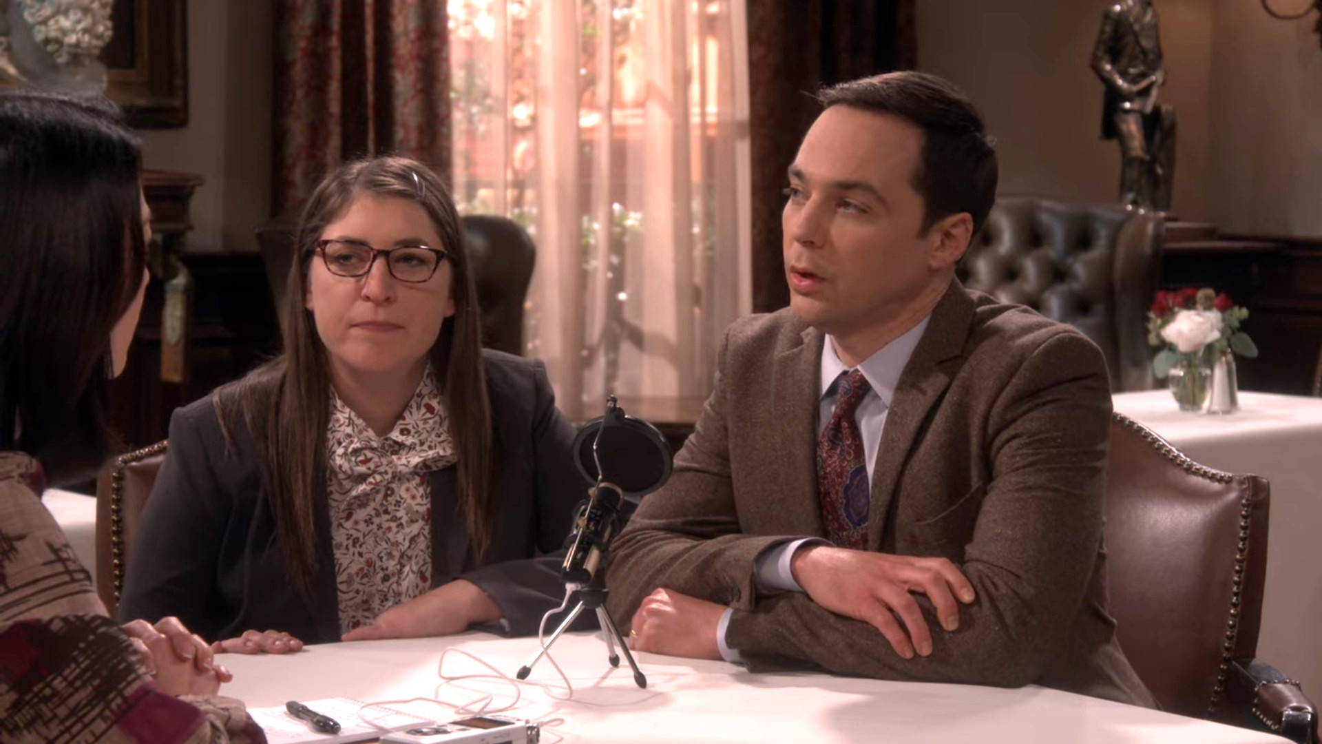 Mayim Bialik and Jim Parsons in The Big Bang Theory (2007)