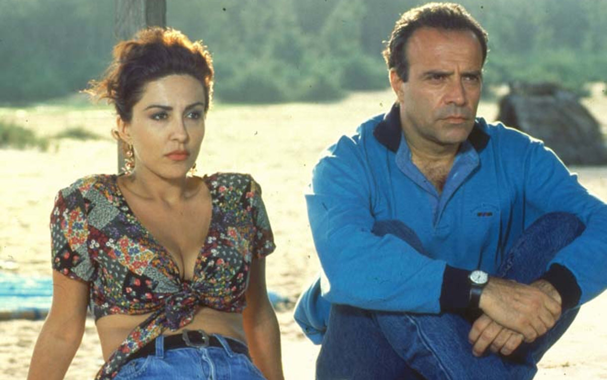 Sabrina Ferilli and Enrico Montesano in Anche i commercialisti hanno un'anima (1994)