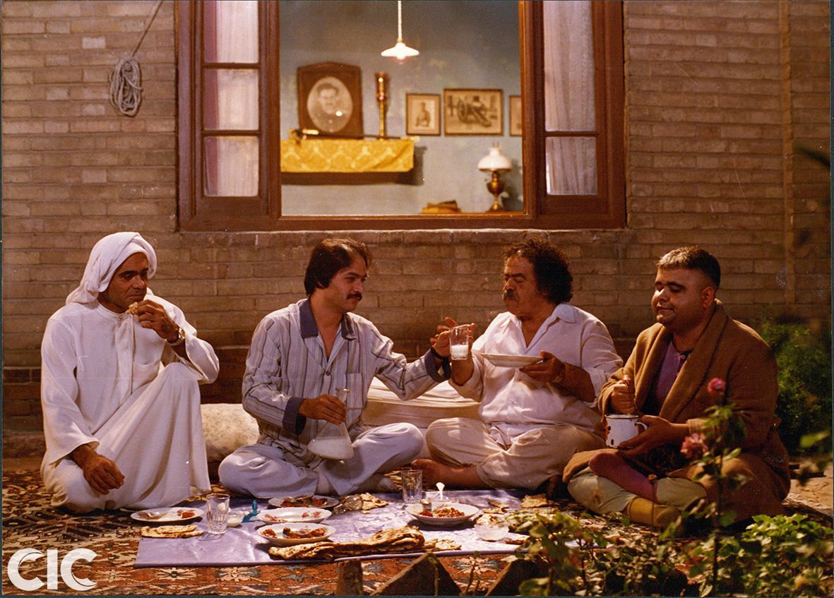 Akbar Abdi, Jamshid Hashempur, Mohamad Ali Keshavarz, and Amin Tarokh in Mother (1990)