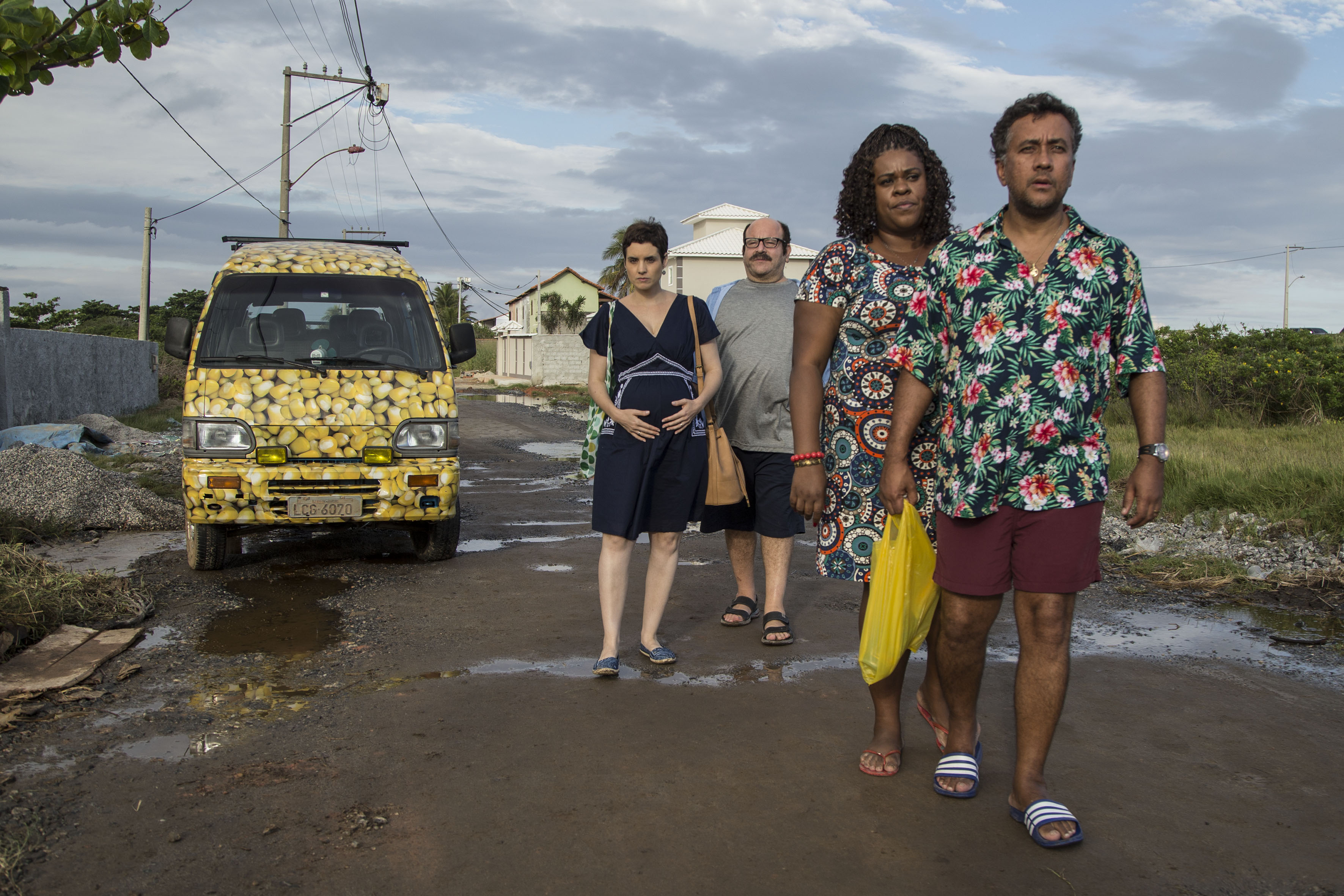 Charles Paraventi, Elisa Pinheiro, Cacau Protásio, and Maurício Manfrini in The Beachnickers (2018)