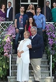 Filiz Akin, Halil Ergün, Mustafa Üstündag, Basak Dasman, Caner Kurtaran, Nergis Öztürk, Mehmetcan Mincinozlu, Serhat Teoman, Dilara Öztunç, and Dilsad Simsek in Gün Aksam Oldu (2011)