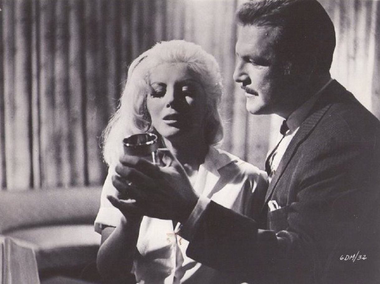 Libertad Leblanc and Raúl Meraz in Seis días para morir (1967)