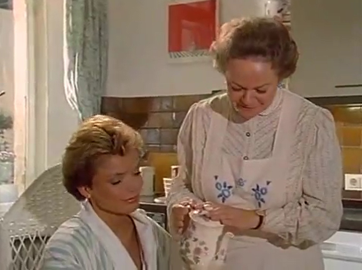 Enzi Fuchs and Uschi Glas in Zwei Münchner in Hamburg (1989)