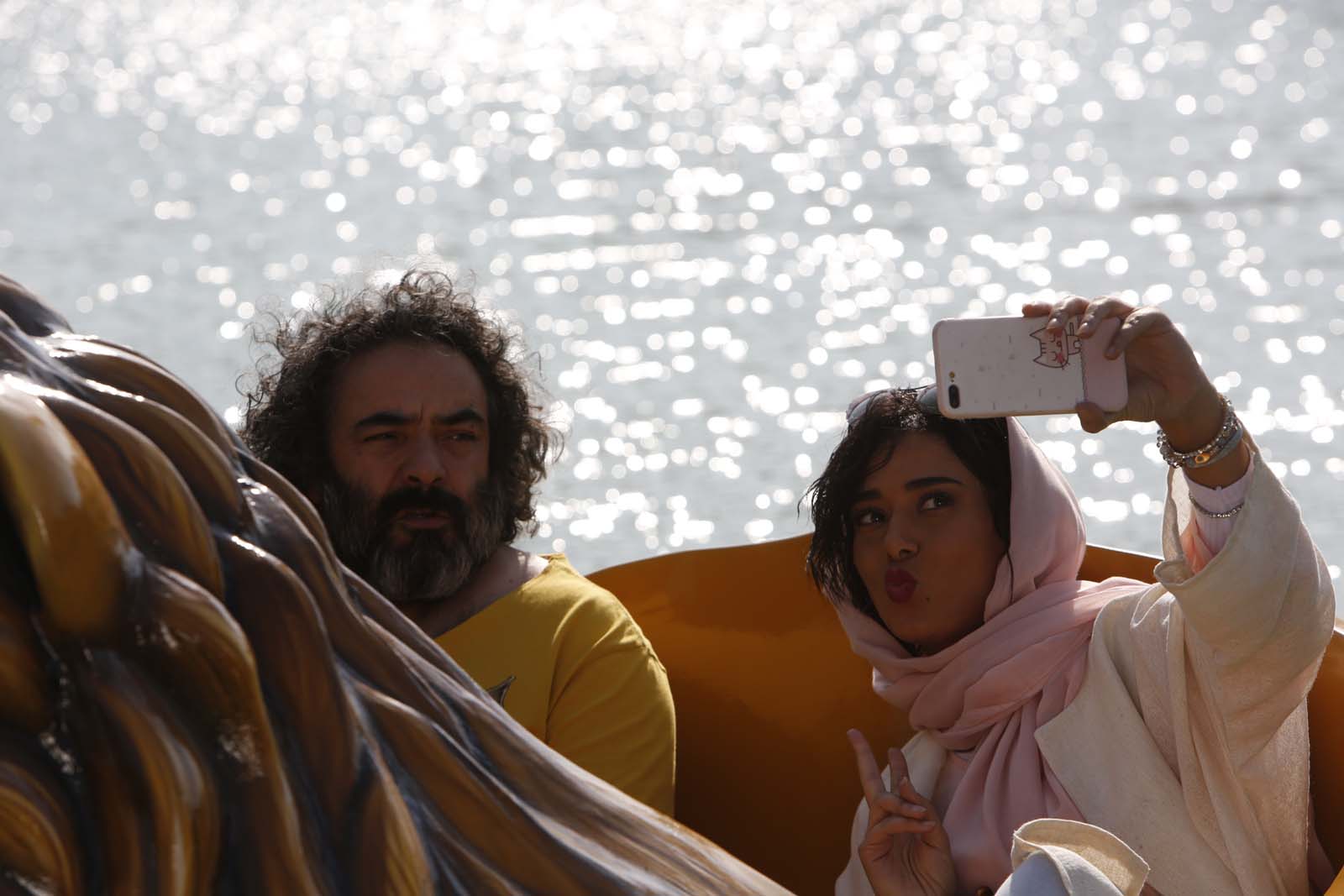 Mohammad Hassan Madjooni and Parinaz Izadyar in Pig (2018)