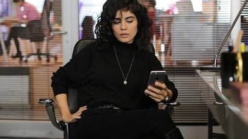 Zeynep Çamci in Seviyor Sevmiyor (2016)