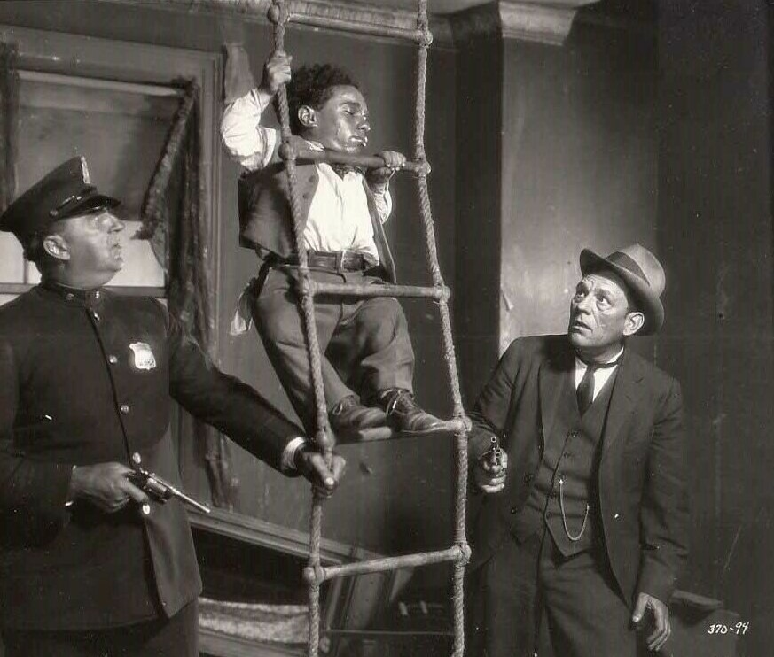 Lon Chaney, Fred Kelsey, and Angelo Rossitto in While the City Sleeps (1928)