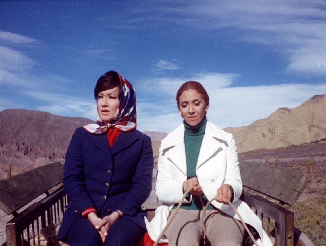 Idelma Carlo and Lolita Torres in Allá en el Norte (1973)